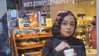 Saat liburan di luar negeri, Terry Putri tampak menikmati kopi hangat dan roti yang ia beli dari sebuah bakery. Foto: Instagram @terryputri