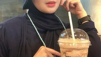 Presenter 42 tahun ini tampaknya menyukai kopi. Momen lain saat menikmati segelas kopi frappuccino di Starbucks juga pernah dipamerkan. Foto: Instagram @terryputri