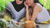 Terry Putri dan temannya pernah menikmati liburan di Bali. Mereka pergi ke salah satu restoran dengan pemandangan sawah yang cantik. Keduanya tampak menikmati es kelapa muda. Foto: Instagram @terryputri