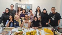 Terry Putri bersama teman dan keluarganya tampak makan bersama. Menunya ada bakwan, buah segar, dan kue lezat. Foto: Instagram @terryputri