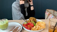Mantan presenter sepak bola ini sering mengunjungi restoran untuk makan siang. Di salah satu restoran, ia memesan nasi goreng dan es alpukat. Foto: Instagram @terryputri