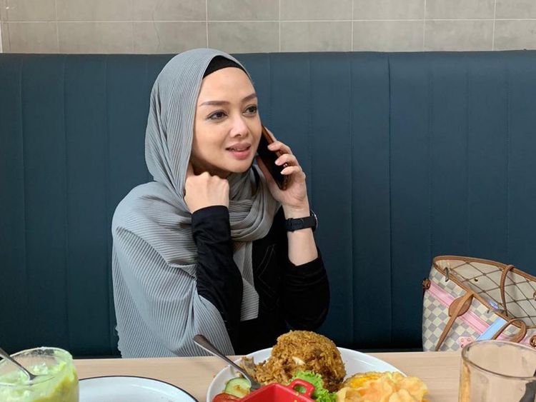 Momen Seru Terry Putri Saat Ngopi hingga Makan Durian