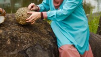 Presenter berhijab ini ternyata juga gemar makan durian. Ini momennya saat menikmati durian di pinggir danau. Foto: Instagram @terryputri