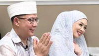 Momen bahagianya ia bagikan lewat unggahan di Instagram @terryputri. Begini momen pasagan bahagia ini saat ijab kabul. Foto: Instagram @terryputri