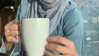 Terry Putri kerap membagikan momen kuliner serunya di akun Instagram pribadi @terryputri. Salah satunya momen ngeteh di pagi hari berikut. Foto: Instagram @terryputri