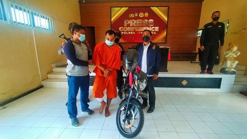 Tersangka Antori ditembak pada bagian kaki oleh polisi karena melawan saat dirilis ke media, Senin (30/5/2022)