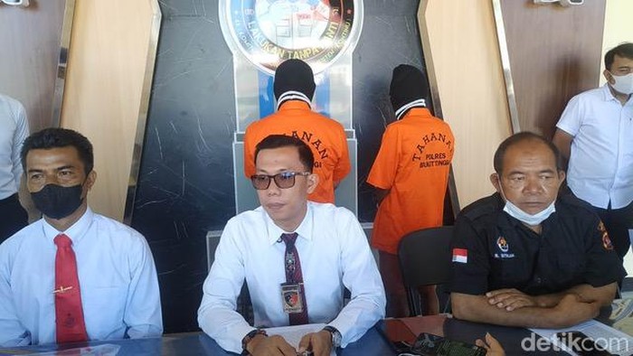 Tersangka pemerkosaan anak kandung diperlihatkan di Mapolres Bukittinggi.