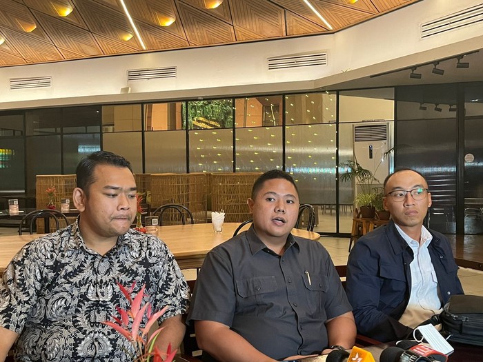 Tim pengacara Daniel Patrick Schuldt menjawab keinginan Wanda Hamidah damai di kasus perusakan