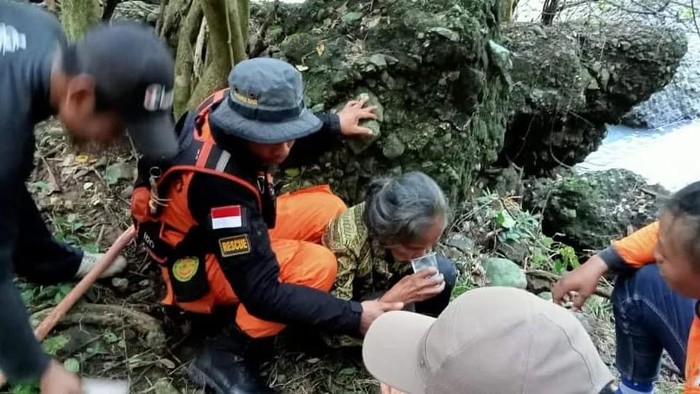 Tim SAR gabungan saat mengevakuasi Kasih, nenek asal Gunungkidul yang sempat hilang 5 hari, Senin (30/5/2022).