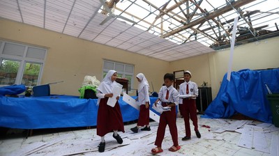 Angin Kencang Hingga 100 Kpj Bikin Atap SD di Aceh Ini Porak-poranda