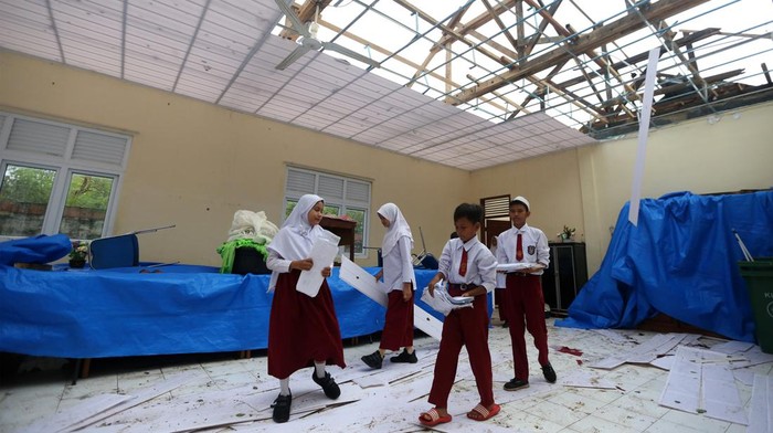 Angin kencang dengan kekuatan antara 70-100 kilometer per jam menghantam kawasan Banda Aceh, Minggu (29/5). Angin kencang mengakibatkan atap sekolah rusak.