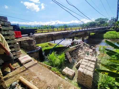 Truk yang kecelakaan terjun ke bawah jembatan ke sungai di perbatasan Kelurahan Tegalcangkring dan Desa Penyaringan, Senin (30/5/2022)
