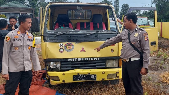 Truk yang mengalami kecelakaan di Sukabumi.