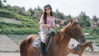 Sesekali, pelantun single Healing (Hilangin Pusing) Liburan Yuk itu juga mencoba berkuda. (Foto: dok. Veni Nur)