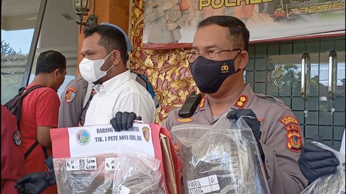 Wakapolresta Denpasar AKBP Wayan Jiartana menunjukkan barang bukti narkoba anak Ketua DPRD Badung Putu Nova Crhis Andika Graha Parwata.