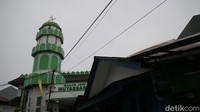 Berbeda dengan masjid lainnya, masjid ini tidak dihiasi oleh lambang bulan sabit dan lafaz Allah pada kubahnya. Namun, dihiasi oleh lambang busur panah emas yang dipasang pada menara masjid. Lambang ini mengacu pada hadis Nabi Muhammad SAW yang menggunakan panah sebagai salah satu senjata. Selain itu, busur panah juga merepresentasikan sejarah masjid ini. Pada zaman kolonial Belanda, masjid ini merupakan tempat berkumpulnya para jawara.