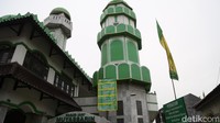 Masjid ini bernama Masjid Jami Muyassarin. Berlokasi di Jalan Masjid Muyassarin, Jalan Buntu Nomor 12A, Cipulir, Kebayoran Lama, Jakarta Selatan. Menurut data dari berbagai sumber, masjid ini diperkirakan dibangun pada tahun 1780-an dan telah mengalami banyak renovasi. Masjid Jami Muyassarin pada awalnya hanya berupa musala, namun pada tahun 1850 dilakukan renovasi yang mengubah bentuknya menjadi masjid. (Agung Pambudhy/detikcom)