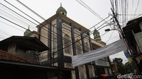 Masjid Jami Fajrul Islam dibangun pada tahun 1990. Masjid ini terletak di Jalan Gandaria I, Gang H. Aom, Kelurahan Kramat Pela, Kebayoran Baru, Jakarta Selatan. Pada tahun 2004, KH Zainuddin MZ melakukan renovasi terhadap masjid ini. Menurut beberapa sumber, renovasi dilakukan karena Ia merasa malu jika rumahnya terlihat lebih megah dibanding masjid yang ada di depannya. (Agung Pambudhy/detikcom)