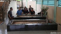 Ketika KH Zainuddin MZ berpulang pada 5 Juli 2011, Ia disemayamkan di bagian belakang masjid. Sesuai dengan pesan almarhum kepada sang istri. Sejak saat itu, makam KH Zainuddin MZ masih sering dikunjungi oleh para jemaahnya. (Agung Pambudhy/detikcom)