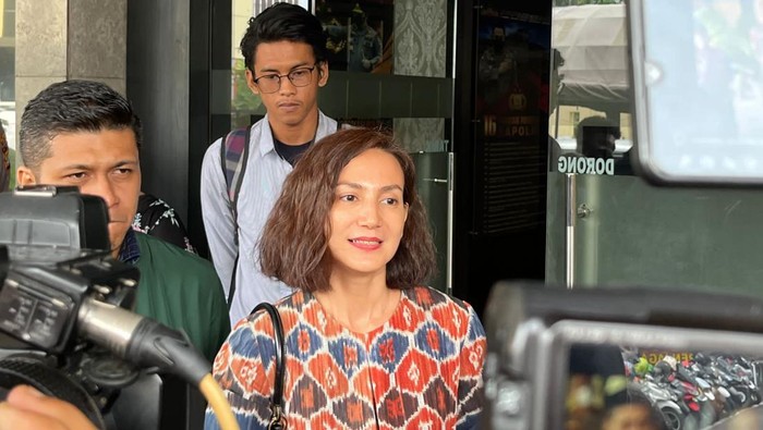Wanda Hamidah seusai menjalani pemeriksaan di Polretsa Depok, Senin (30/5/2022).
