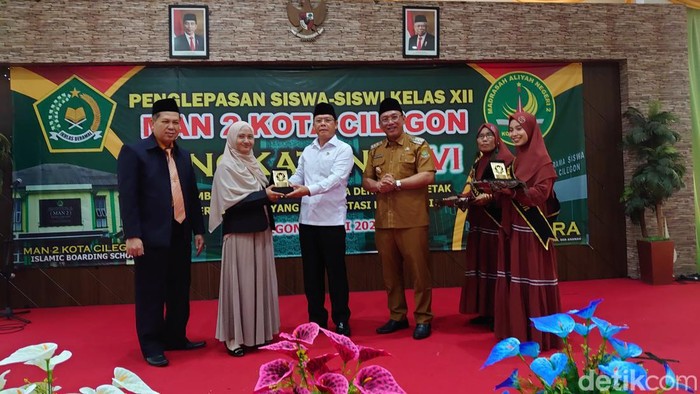 Wantimpres Mardiono memberikan apresiasi kepada Herayati anak pengayuh becak lulus cum laude S2 ITB (M Iqbal/detikcom)