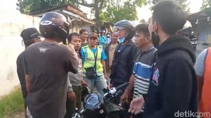 Warga Bobokan Banyumas adang pemotor yang diteriaki maling oleh pemotor lain, Senin (30/5/2022).
