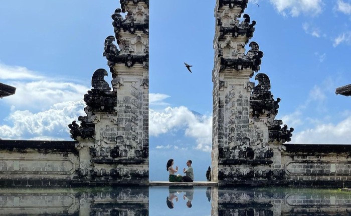 Wisatawan berfoto di candi bentar Pura Lempuyang, Karangasem