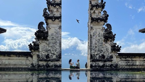 Wisatawan berfoto di candi bentar Pura Lempuyang, Karangasem