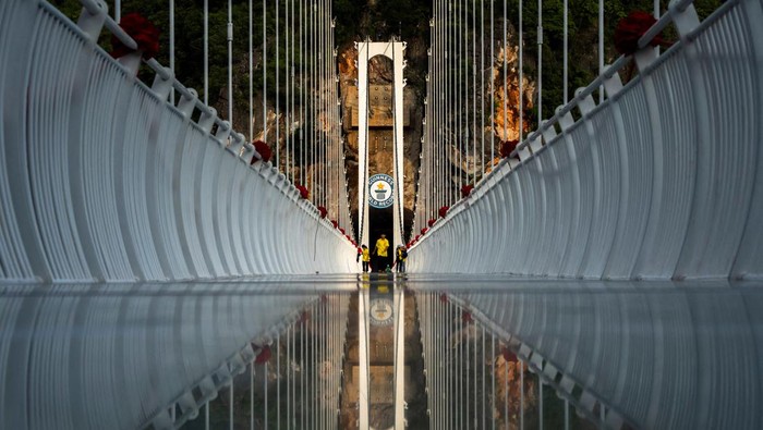 Wow! Ini Dia Jembatan Kaca Terpanjang Sejagat Sebuah jembatan kaca yang disebut sebagai yang terpanjang di dunia dibuka di Vietnam. Jembatan ini memiliki panjang 632 meter lho. Penasaran?