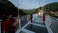 Selain itu, Son La juga dikenal sebagai salah satu destinasi wisata populer di Vietnam. Selain perbukitan yang diisi oleh bunga-bunga cantik, kawasan ini juga dikenal dengan keberadaan gua kelelawar, air terjun, danau, dan perkebunan tehnya.