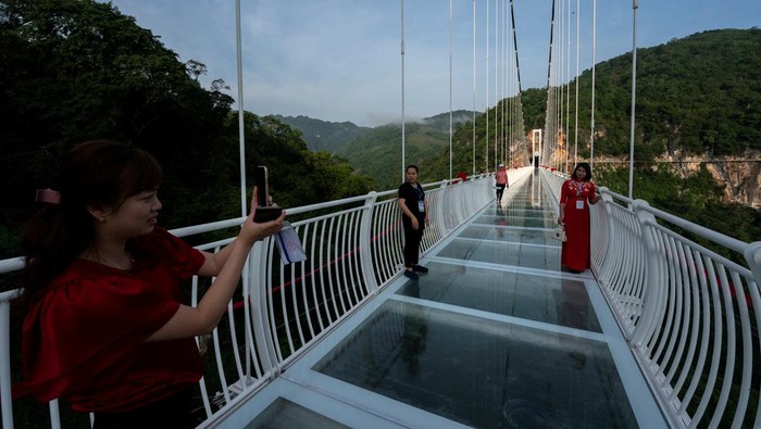 Wow! Ini Dia Jembatan Kaca Terpanjang Sejagat Sebuah jembatan kaca yang disebut sebagai yang terpanjang di dunia dibuka di Vietnam. Jembatan ini memiliki panjang 632 meter lho. Penasaran?