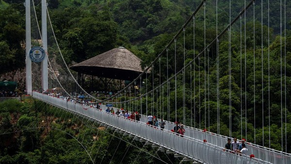 Bach Long merupakan jembatan kaca ketiga di Vietnam. Jembatan ini dapat menampung sekitar 450 orang di atasnya.
