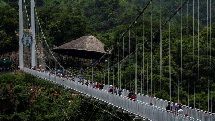 Wow! Ini Dia Jembatan Kaca Terpanjang Sejagat Sebuah jembatan kaca yang disebut sebagai yang terpanjang di dunia dibuka di Vietnam. Jembatan ini memiliki panjang 632 meter lho. Penasaran?