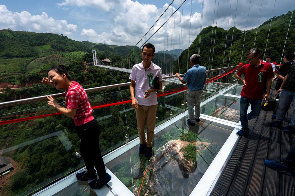 Sebuah jembatan kaca yang disebut sebagai yang terpanjang di dunia dibuka di Vietnam. Jembatan ini memiliki panjang 632 meter lho. Penasaran?