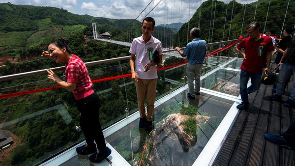 Jembatan itu tepat berada di atas lembah hijau yang subur dan menenangkan. Jembatan terbuat dari tiga lapis tempered glass yang diproduksi Prancis. Setiap panel kaca memiliki tebal sekitar 40 milimeter.