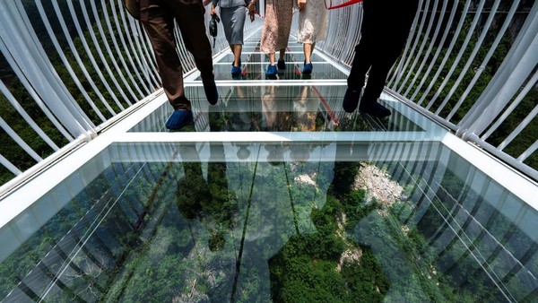 Jembatan kaca dengan panjang 2.073 kaki atau sekitar 632 meter ini diklaim sebagai yang terpanjang di dunia. Sebelumnya, gelar itu milik jembatan kaca di Guangdong, China yang panjangnya 526 meter. Jembatan di Guangdong itu telah resmi tercatat sebagai jembatan kaca terpanjang di dunia oleh Guinness World Records sebelumnya. Jembatan kaca dengan panjang 2.073 kaki atau sekitar 632 meter ini diklaim sebagai yang terpanjang di dunia. Sebelumnya, gelar itu milik jembatan kaca di Guangdong, China yang panjangnya 526 meter. Jembatan di Guangdong itu telah resmi tercatat sebagai jembatan kaca terpanjang di dunia oleh Guinness World Records sebelumnya.