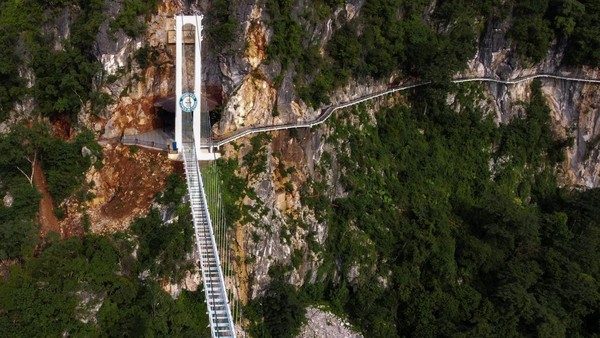 Dikutip dari CNN, jembatan Bach Long dibuka pada awal Mei 2022. Jembatan itu berada di Provinsi Son La, terbentang di antara dua bukit dengan ketinggian sekitar 15 meter. Lantai yang terbuat dari kaca membuat orang yang melintasinya bisa melihat dasar lembah dari ketinggian.