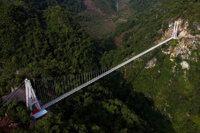 Sebuah jembatan kaca yang disebut sebagai yang terpanjang di dunia dibuka di Vietnam. Jembatan ini memiliki panjang 632 meter lho. Penasaran?