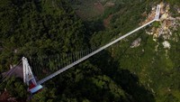 Vietnam Punya Jembatan Kaca Terpanjang di Dunia, Berani Tidak?