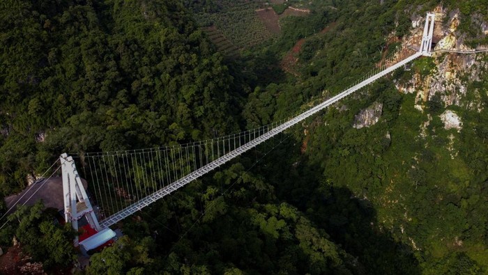 Wow! Ini Dia Jembatan Kaca Terpanjang Sejagat Sebuah jembatan kaca yang disebut sebagai yang terpanjang di dunia dibuka di Vietnam. Jembatan ini memiliki panjang 632 meter lho. Penasaran?