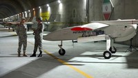 Aksi militer Iran memamerkan pangkalan drone bawah tanah rahasia ini mencuri perhatian publik.  