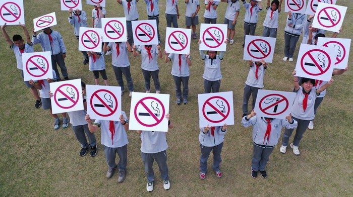 NANJING, CHINA - MAY 31: Students show signs against tobacco and smoking during World No Tobacco Day on May 31, 2022 in Nanjing, Jiangsu Province of China. (Photo by Fang Dongxu/VCG via Getty Images)