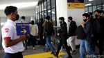 Foto-foto Ini Rekam Kebingungan Penumpang KRL di Stasiun Manggarai