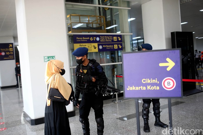 Rute baru KRL menyebabkan Stasiun Manggarai dipadati penumpang. Petugas hingga pasukan Brimob dikerahkan untuk mencegah kepadatan dan membantu penumpang.