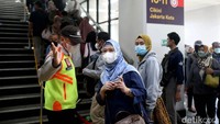 Berdasarkan pantauan detikcom, masih ada sejumlah penumpang yang kebingungan saat transit di Stasiun Manggarai. Kondisi itu membuat para petugas dan anggota Polri dikerahkan untuk membantu para penumpang KRL.