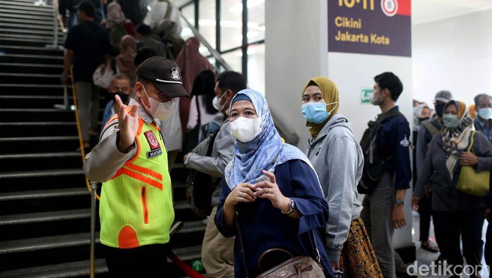 Rute baru KRL menyebabkan Stasiun Manggarai dipadati penumpang. Petugas hingga pasukan Brimob dikerahkan untuk mencegah kepadatan dan membantu penumpang.