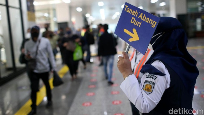 Rute baru KRL menyebabkan Stasiun Manggarai dipadati penumpang. Petugas hingga pasukan Brimob dikerahkan untuk mencegah kepadatan dan membantu penumpang.