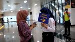 Foto-foto Ini Rekam Kebingungan Penumpang KRL di Stasiun Manggarai