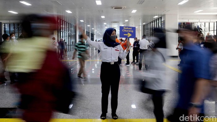 Rute baru KRL menyebabkan Stasiun Manggarai dipadati penumpang. Petugas hingga pasukan Brimob dikerahkan untuk mencegah kepadatan dan membantu penumpang.
