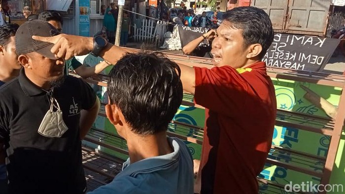 Aksi tutup Jalan Antang Makassar sempat memanas.